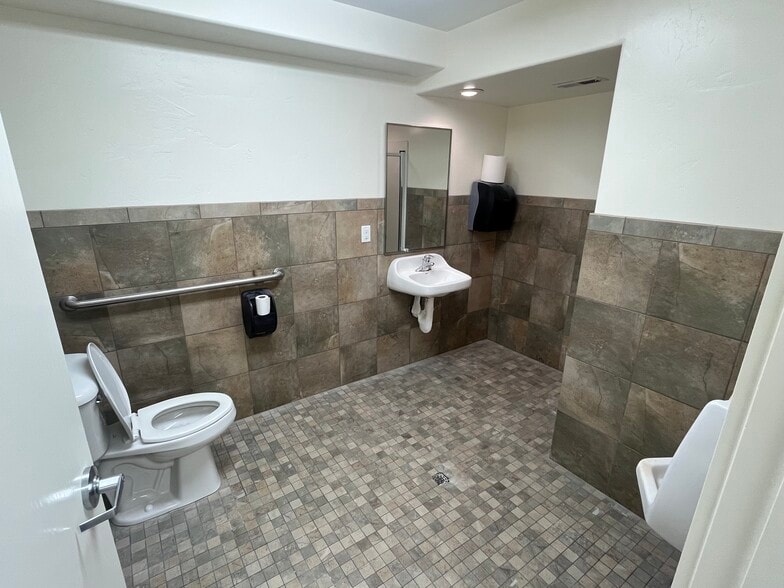 More Photos Of 60 E 100 N, Vernal Office For Lease