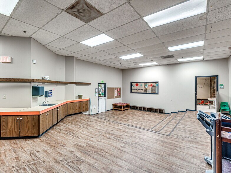 More Photos Of 6009 NW Expressway St, Oklahoma City Specialty For Sale