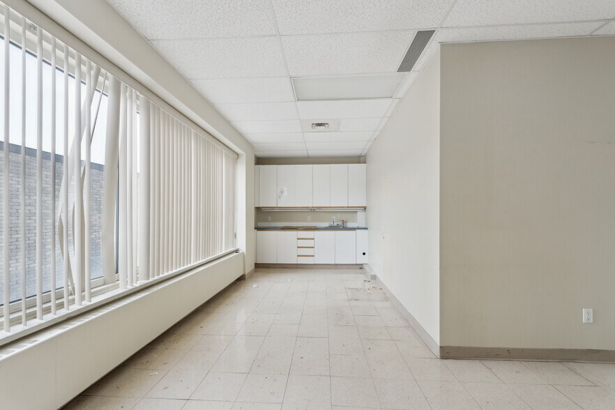 More Photos Of 3440-3444 Rue Ontario E, Montréal Office For Lease