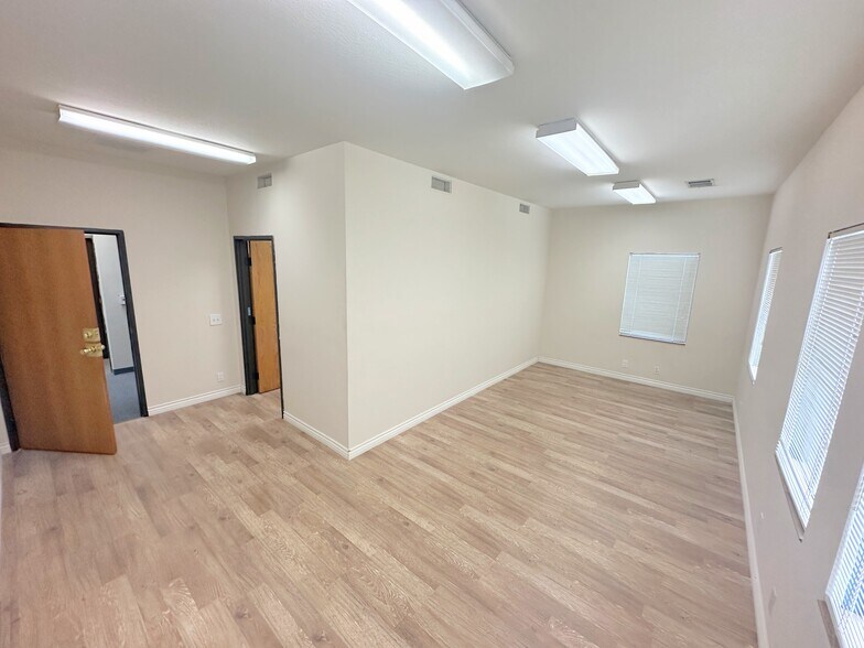 Primary Photo Of 14654-14664 Victory Blvd, Van Nuys Office For Lease