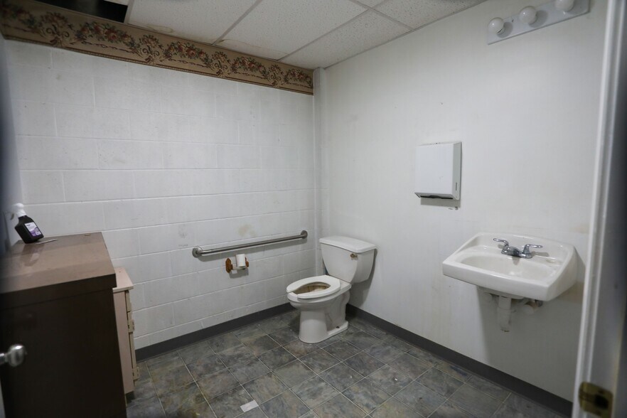 More Photos Of 185 Columbia St, Adams Flex For Lease