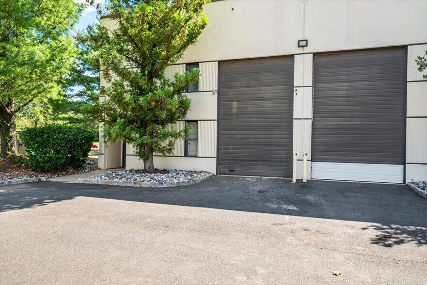 More Photos Of 14 Ilene Ct, Hillsborough Flex For Sale