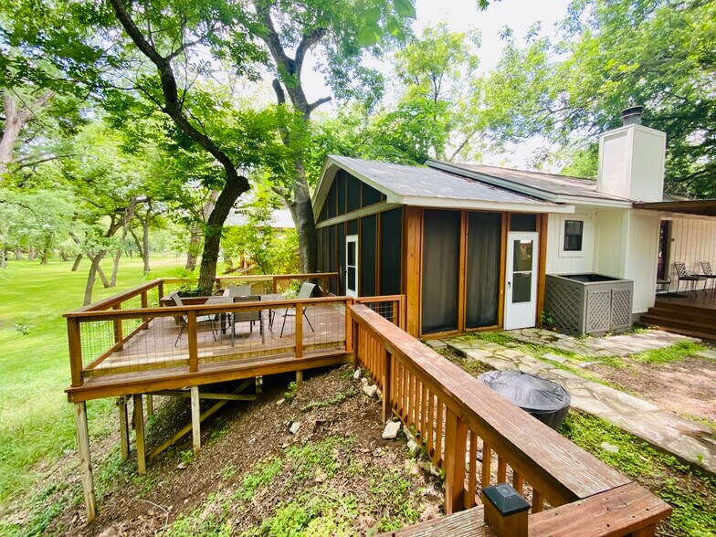 More Photos Of 104 Scudder Ln, Wimberley Hotel For Sale