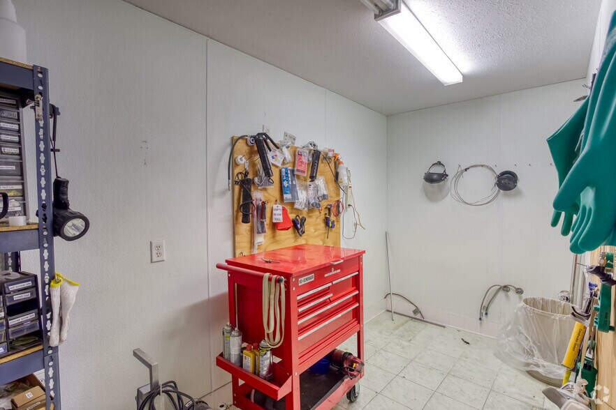 More Photos Of 155 N Gibson Rd, Henderson Warehouse For Sale