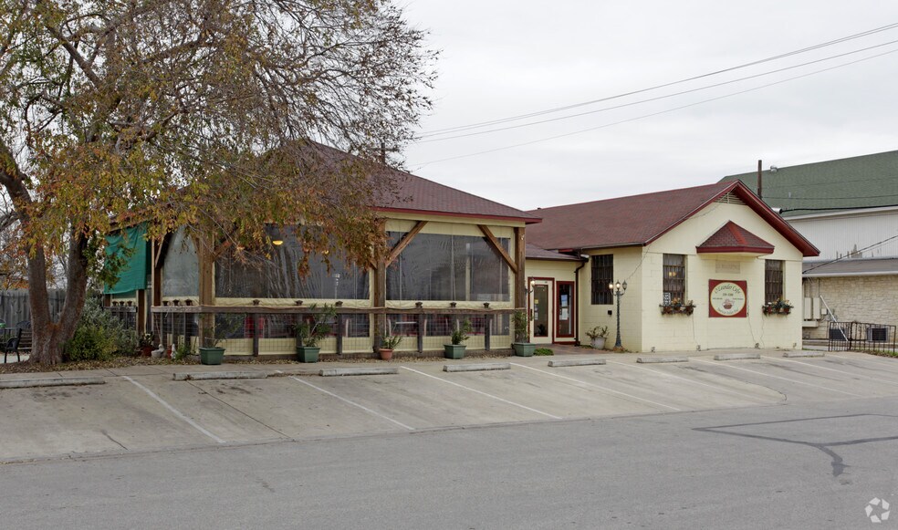 More Photos Of 105 Willis St, Leander Restaurant For Lease
