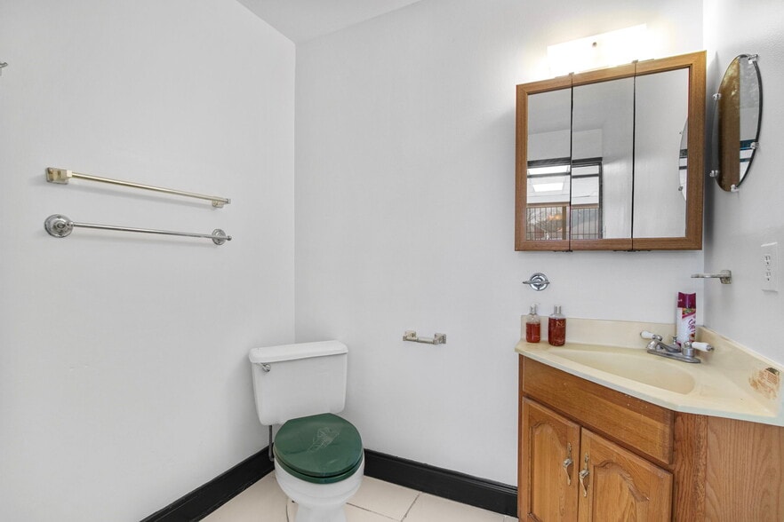 More Photos Of 6816 Larkwood Dr, Houston Industrial For Sale