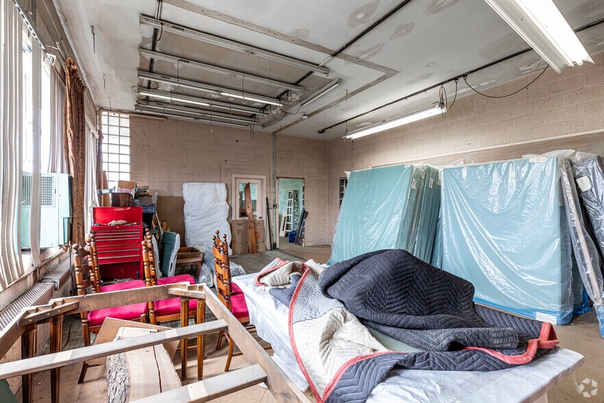 More Photos Of 453 New Park Ave, West Hartford Warehouse For Lease