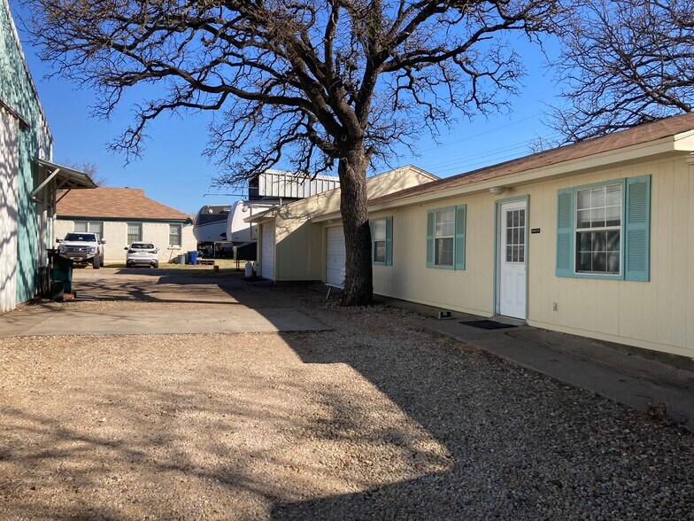 Primary Photo Of 1218 W Shady Grove Rd, Grand Prairie Service For Lease