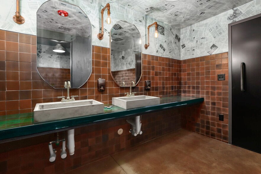 More Photos Of 819 N California Ave, Chicago Bar For Sale