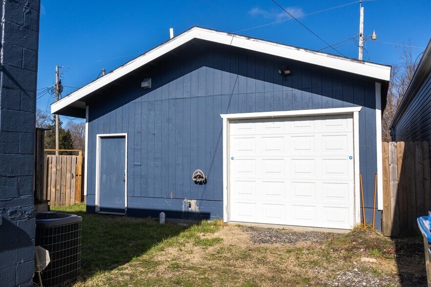 More Photos Of 427 S Whittaker St, New Buffalo Storefront For Sale