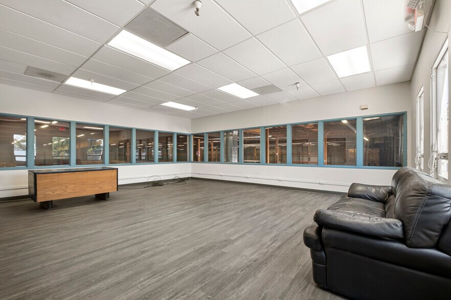 More Photos Of 430 Valley Dr, Brisbane Warehouse For Lease