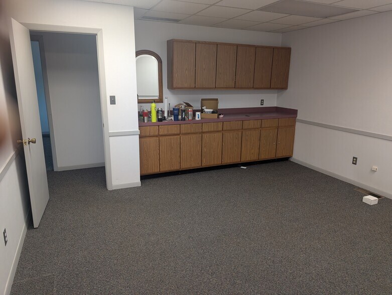 More Photos Of 10841 Paw Paw St, Holland Manufacturing For Sale