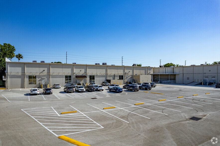 More Photos Of 102 W Pineloch Ave, Orlando Office For Sale