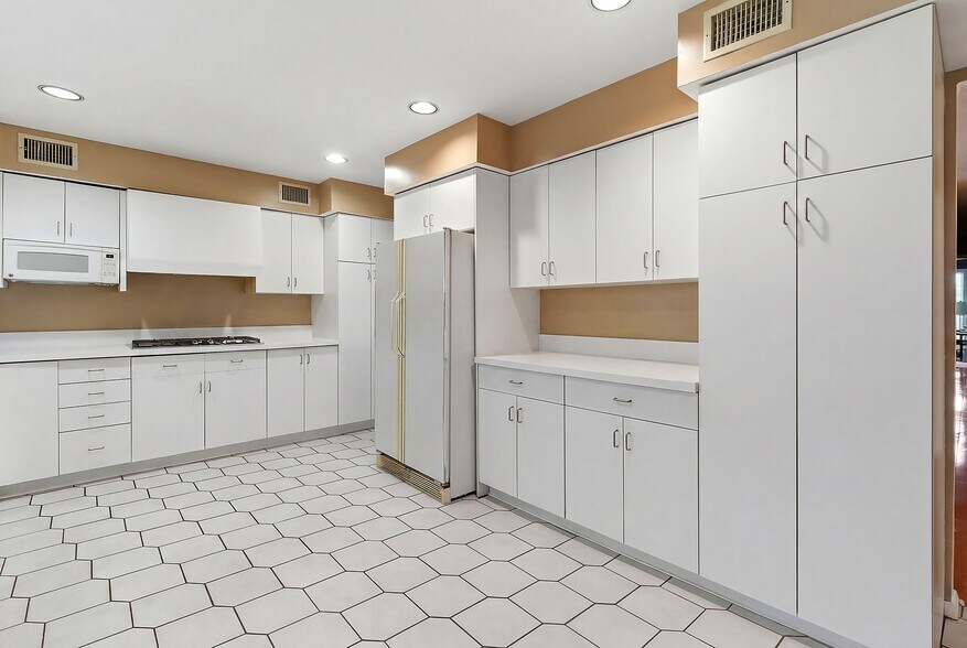 More Photos Of 801 Hughes Dr, Hamilton Office Residential For Sale
