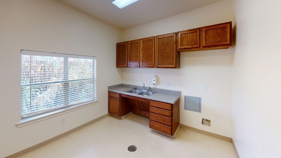 More Photos Of 2451-2461 Robinson Rd, Grand Prairie Medical For Sale