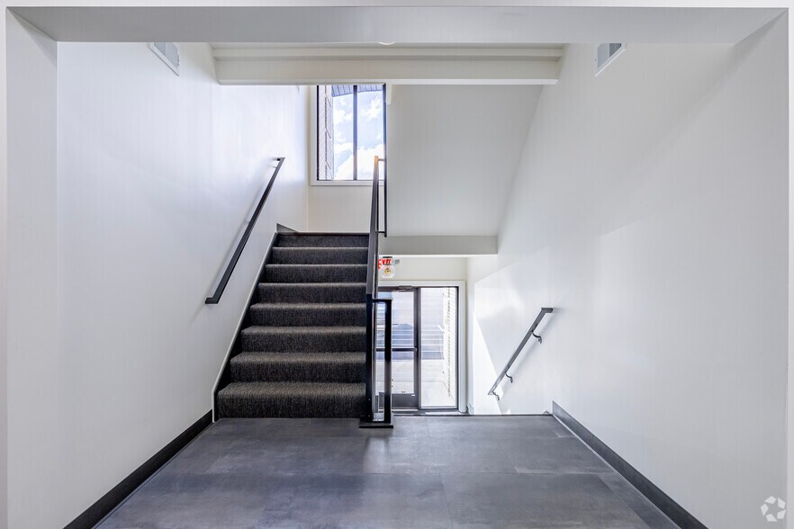 More Photos Of 811 Oakwood Dr, Rochester Medical For Lease