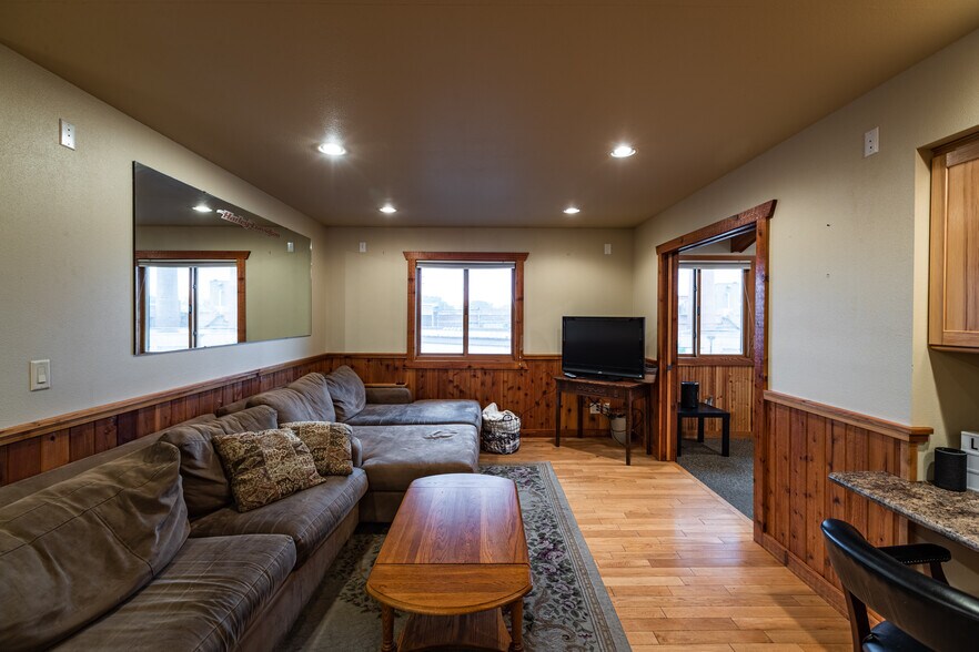 More Photos Of 1613 Chase St, La Crosse Showroom For Lease
