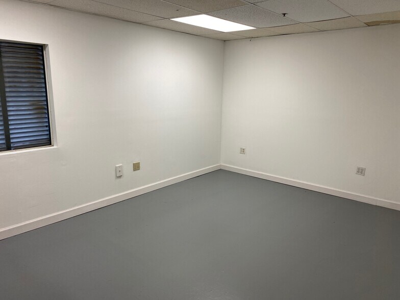 More Photos Of 20200 NW 2nd Ave, Miami Warehouse For Sale