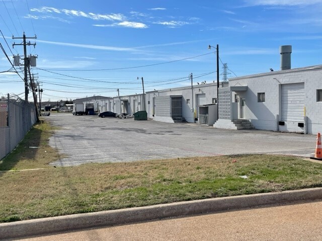 More Photos Of 10728 Pipeline Rd S, Hurst Light Distribution For Lease