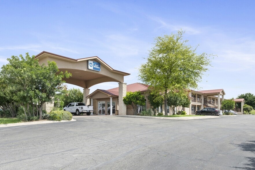 More Photos Of 244 Dos Rios Dr, Junction Hotel For Sale