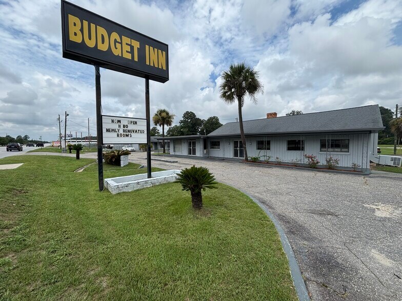 Primary Photo Of 2833 E Palmetto St, Florence Hotel For Sale