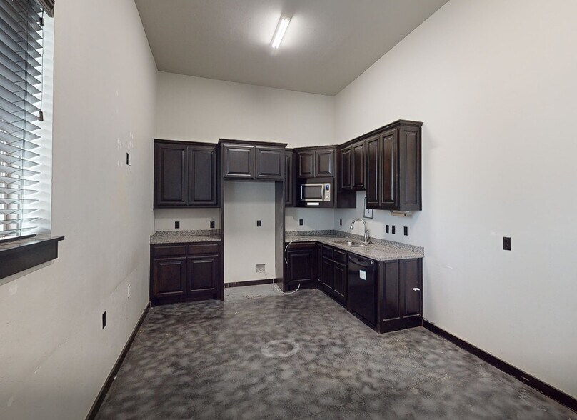 More Photos Of 1716 Signal Ridge Dr, Edmond Office For Sale
