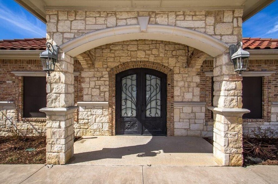 More Photos Of 1135 Kinwest Pky, Irving Office For Sale
