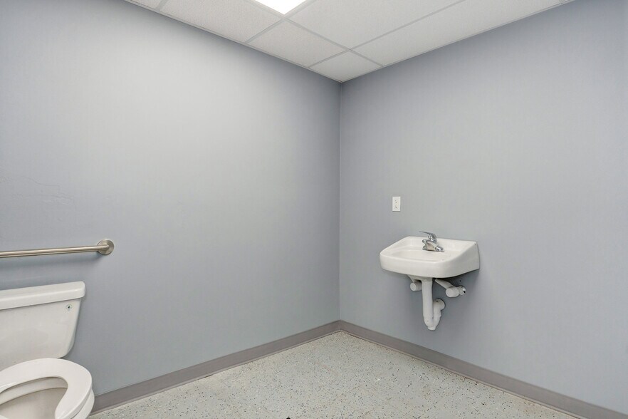 More Photos Of 972 US Highway 60 S, Billings Industrial For Sale