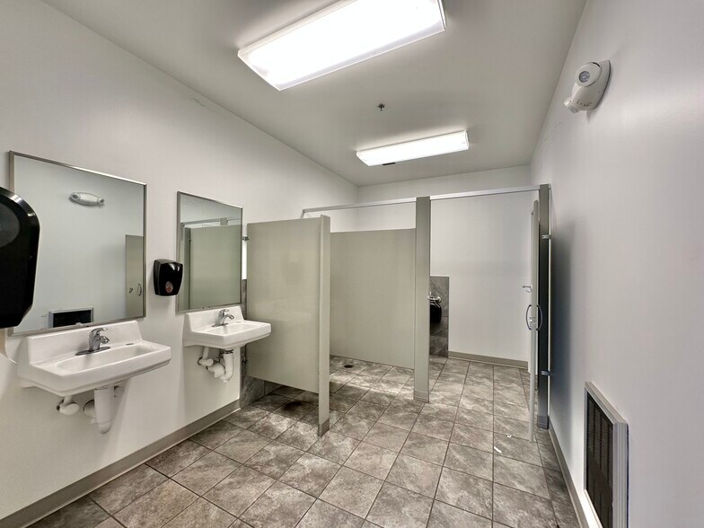 More Photos Of 1521 Mountain Rd, Andersonville Distribution For Lease