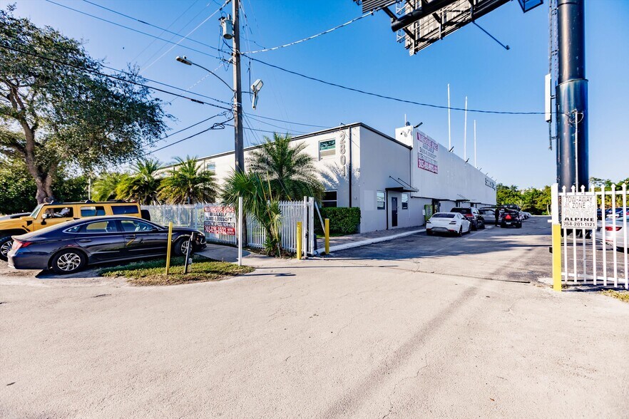 More Photos Of 2801 Greene St, Hollywood Industrial For Sale