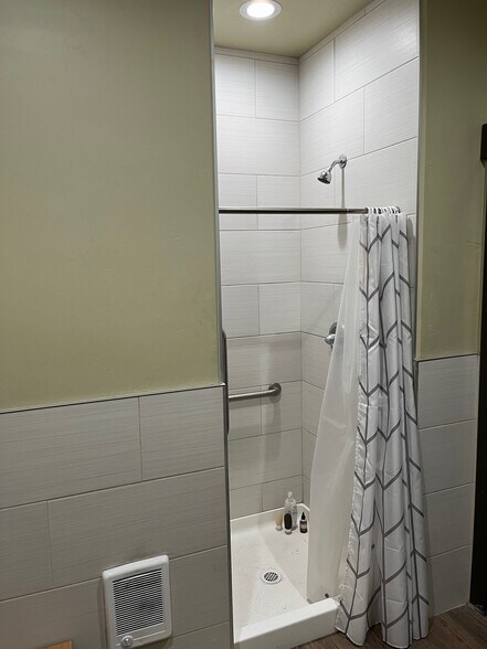 More Photos Of 8804 W Victoria Ave, Kennewick Showroom For Lease