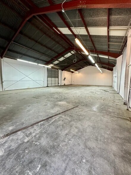 More Photos Of 221 Yorktown St, Dallas Distribution For Lease