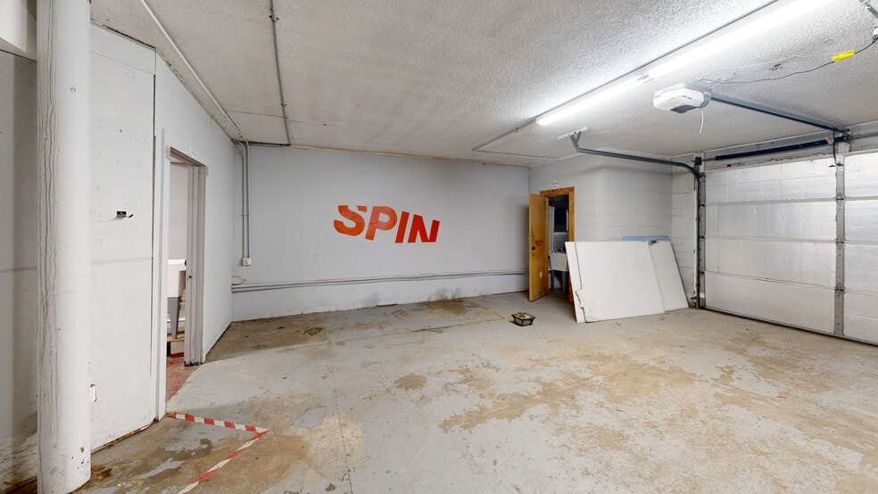 More Photos Of 2650 S School Ave, Fayetteville Flex For Lease