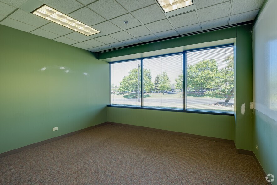 More Photos Of 450-500 E Diehl Rd, Naperville Unknown For Lease