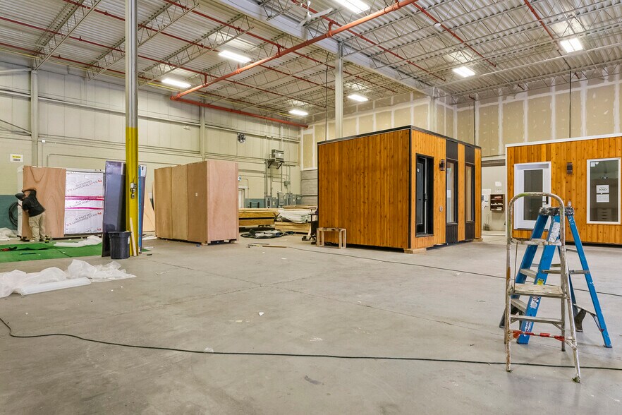 More Photos Of 47 Morton Av E, Brantford Warehouse For Lease