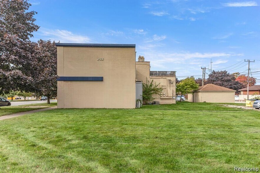 More Photos Of 3020 Oakwood Blvd, Melvindale Office For Lease