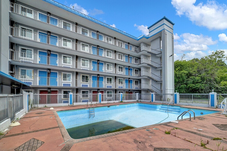 More Photos Of 5101 Messer Airport Hwy, Birmingham Hotel For Sale