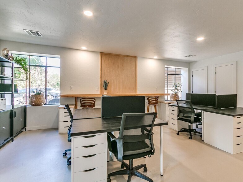 More Photos Of 527 E Main St, Norman Storefront For Lease