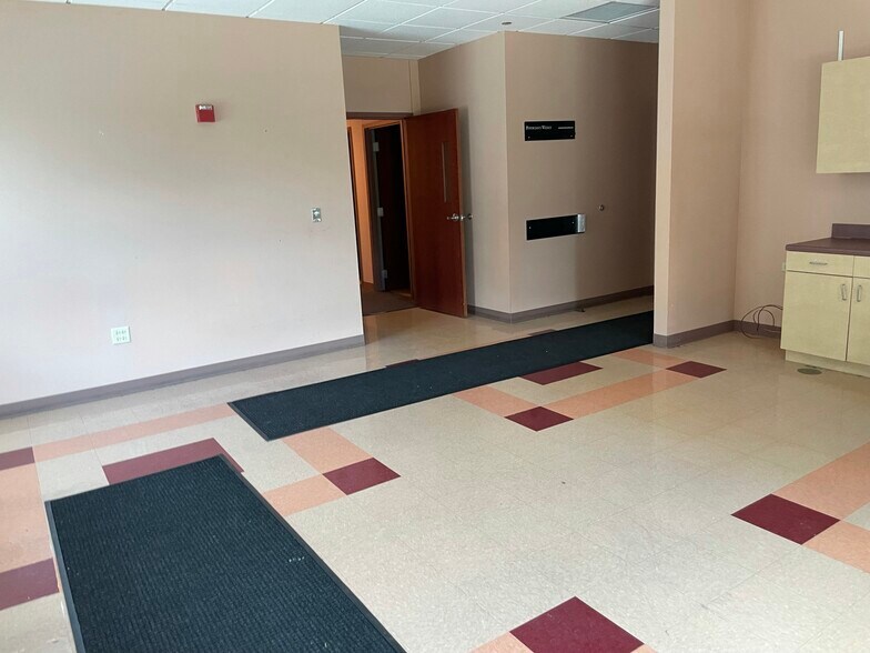 More Photos Of 7055 High Grove Blvd, Burr Ridge Medical For Lease