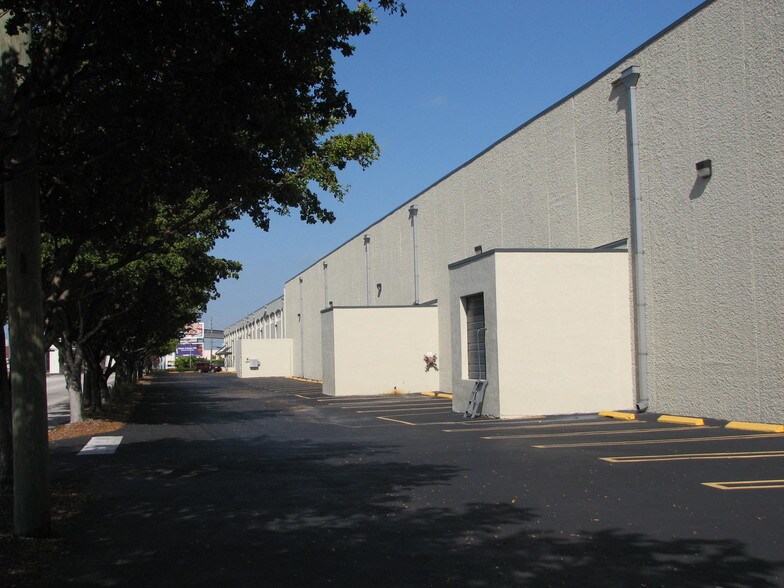 More Photos Of 6891 NW 74th St, Medley Manufacturing For Lease