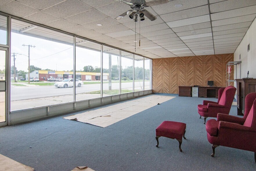 More Photos Of 1609 Coggin Ave, Brownwood General Retail For Lease