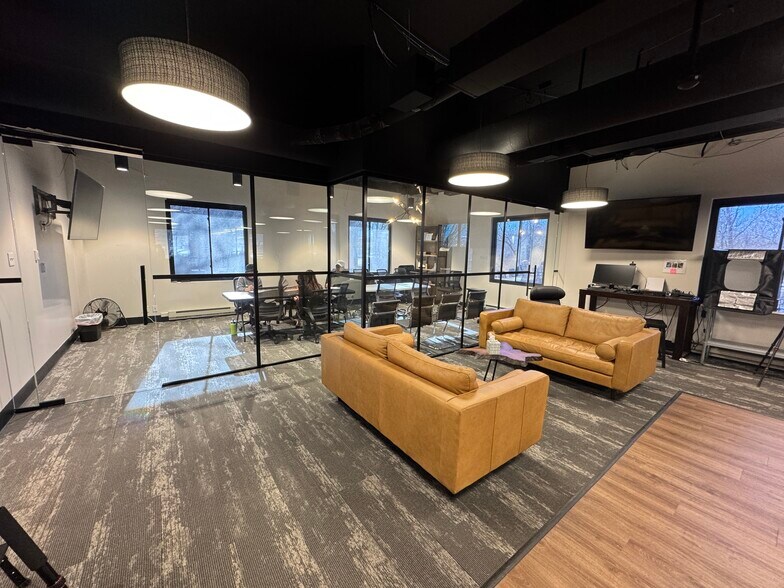 More Photos Of 180 S Weidman Rd, Ballwin Office For Sale