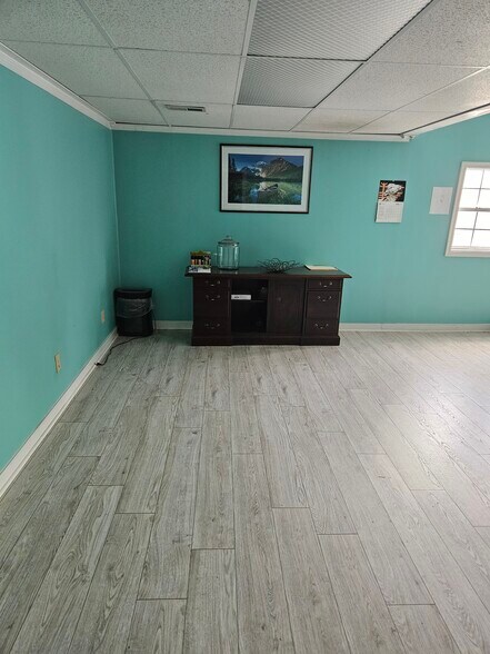 More Photos Of 104 Industry Dr, Yorktown Flex For Lease