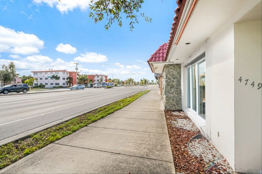 More Photos Of 4749 Hollywood Blvd, Hollywood Storefront Retail Office For Sale