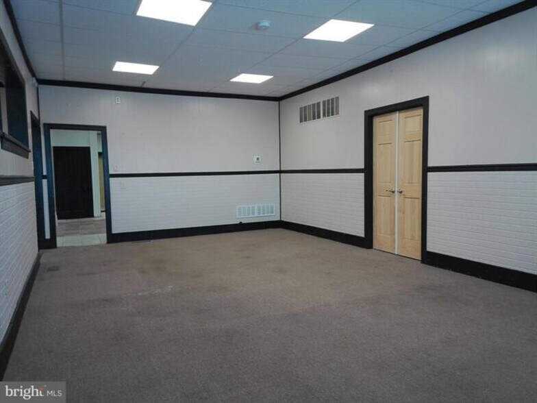 More Photos Of 2 W Market St, Gratz Storefront Retail Residential For Lease