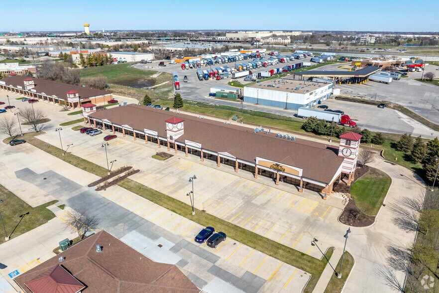 More Photos Of 3821 121st St, Urbandale Freestanding For Lease