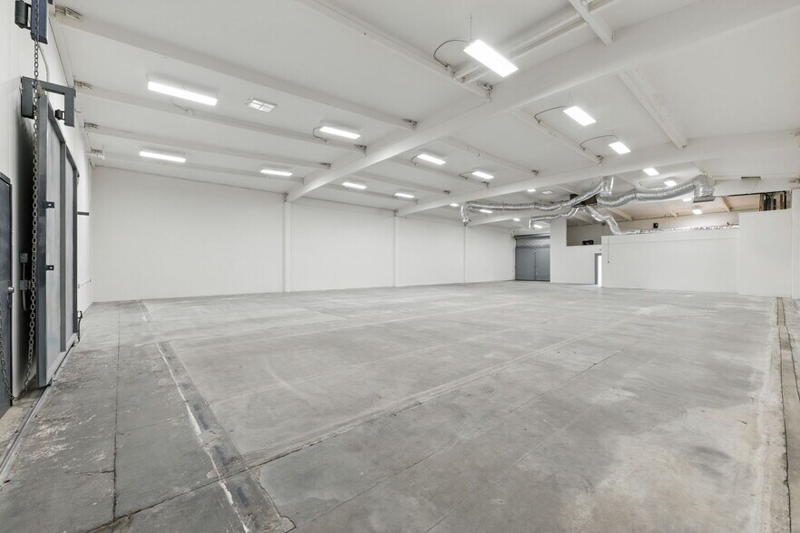 More Photos Of 12819 Main St, Los Angeles Warehouse For Sale