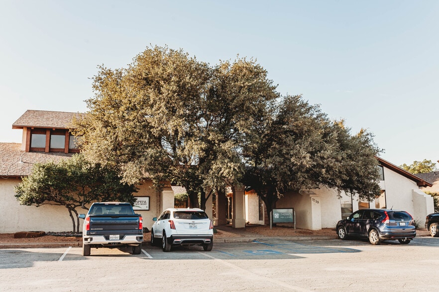 Primary Photo Of 1219 E South 11th St, Abilene Office For Lease