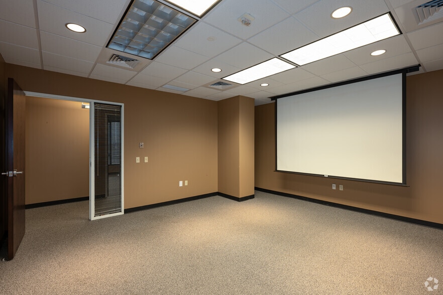 More Photos Of 6815 Manhattan Blvd, Fort Worth Office For Lease