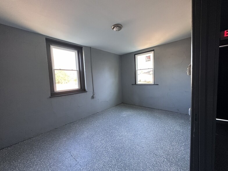 More Photos Of 610 N Chestnut St, Henderson General Retail For Lease